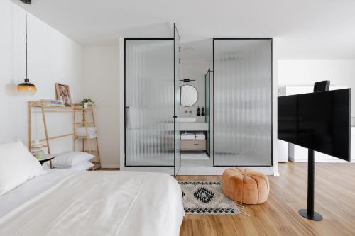 a bedroom with a bed and a large mirror at מעגל השמש in Poriyya Illit