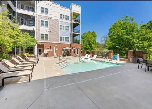 Bazén v ubytování Cozy Uptown apartment with Gym and Swimming pool nebo v jeho okolí