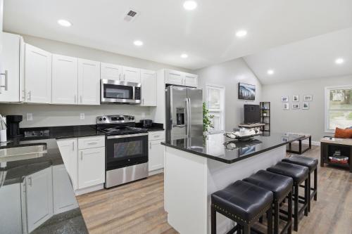 Kuchyň nebo kuchyňský kout v ubytování Bright and Cozy 4BR Home Away from Home