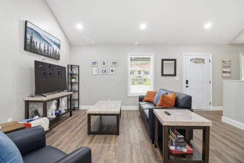 TV a/nebo společenská místnost v ubytování Bright and Cozy 4BR Home Away from Home