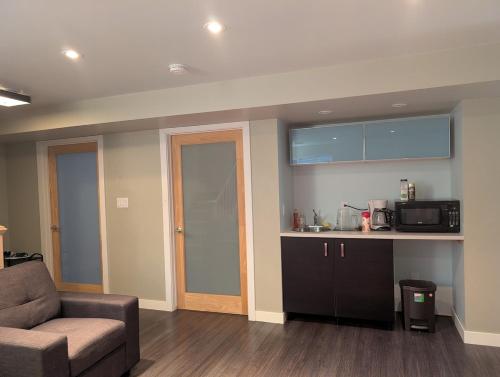 Η κουζίνα ή μικρή κουζίνα στο 2-Room Suite in South Edmonton