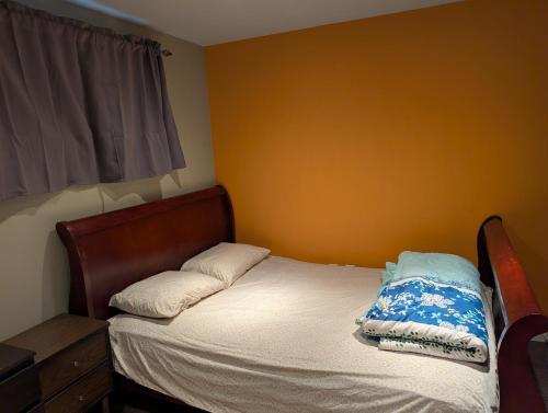 Ένα ή περισσότερα κρεβάτια σε δωμάτιο στο 2-Room Suite in South Edmonton