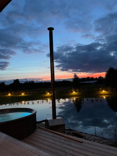 uitzicht op een waterlichaam in de nacht bij Pas Milėją 