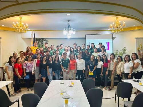 een groep mensen die poseren voor een foto in een kamer bij Felban's Farm in Carmen