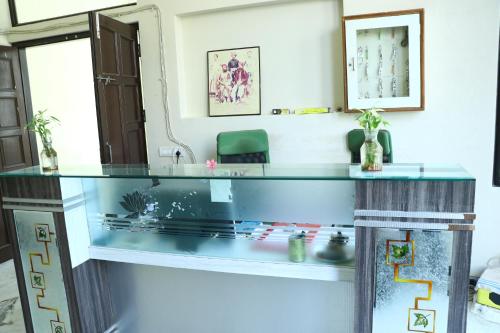 a glass counter top in a room at Hotel Rangbhawan Kumbhalgarh in Kelwāra