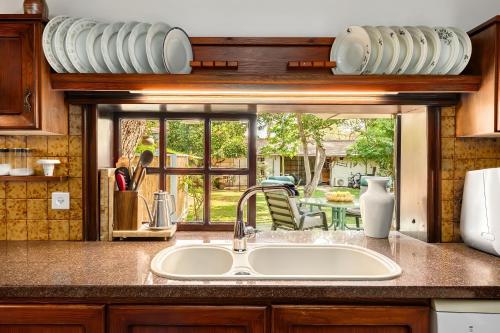 Köök või kööginurk majutusasutuses Lush Garden Oasis by Sea N' Rent