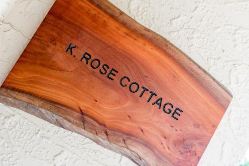 维克多港K Rose Cottage In the heart of Victor Harbor - No Linen Included的一块木制冲浪板，上面写着“玫瑰混凝土”字样