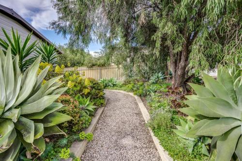 Κήπος έξω από το Najala - 2 Pioneer - Pets Negotiable - No Linen Included