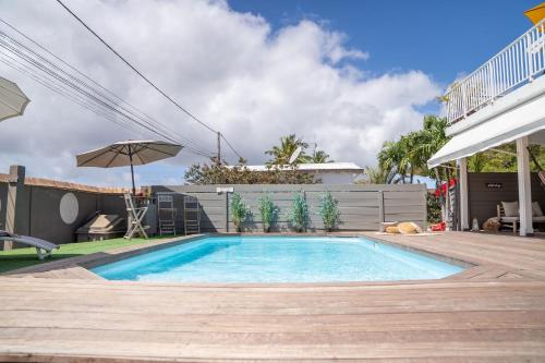une piscine dans l'arrière-cour d'une maison dans l'établissement PROMO NOËL ! CASA LYDIE 3 Ch Premium Piscine Privée, à Saint-François