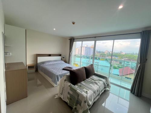 Postel nebo postele na pokoji v ubytování Bangsaray Beach Condo B619 บางเสร่ บีช