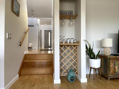 un couloir avec un escalier menant à une cave à vin dans l'établissement The Songbird, à Evergreen