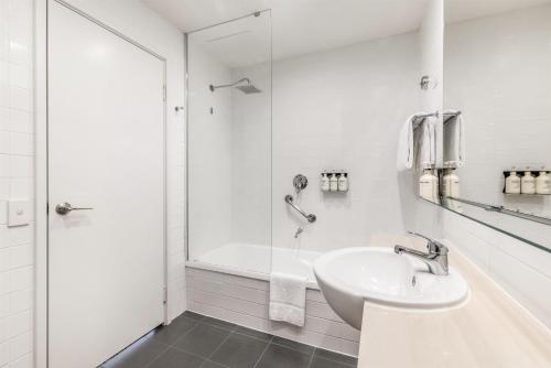 Ένα μπάνιο στο Adina Apartment Hotel Perth Barrack Plaza