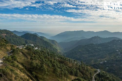 une vue d'une vallée de montagne avec une route dessus dans l'établissement StayVista at Avasa Stays with Views, Jacuzzi, Meals, à Nainital