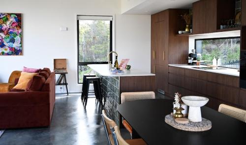 Una cocina con una mesa y un mostrador en una habitación. en Tamar Views, en Inveresk