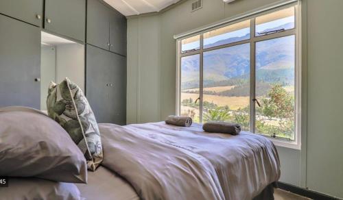 En eller flere senge i et værelse på Remhoogte Farmstay