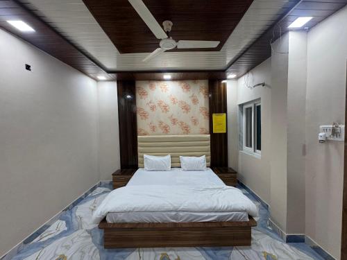a bedroom with a bed in a room at Baghdad Palace Near Dargah sharif in Ajmer