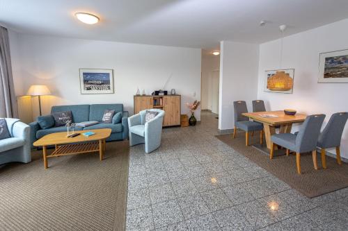 宾茨Villa A Cappella Binz - Wohnung C5的带沙发、椅子和桌子的客厅