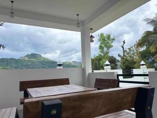 Un balcón con mesa y sillas y una vista en Spring View Holiday Home - Villa, en Badulla