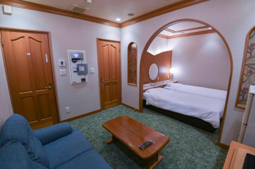 木更津市にあるビジネスホテル旅館本陣のベッドと鏡のあるホテルの部屋