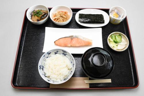 uma bandeja de comida com arroz e outros pratos em ビジネスホテル旅館本陣 em Kisarazu