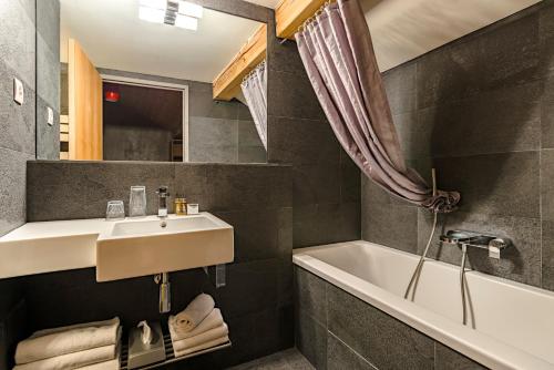 Koupelna v ubytování Anova Hotel & Spa