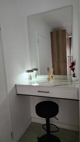 White House At The Blyde Crystal Lagoon في بريتوريا: طاولة بيضاء مع كرسي أمام المرآة