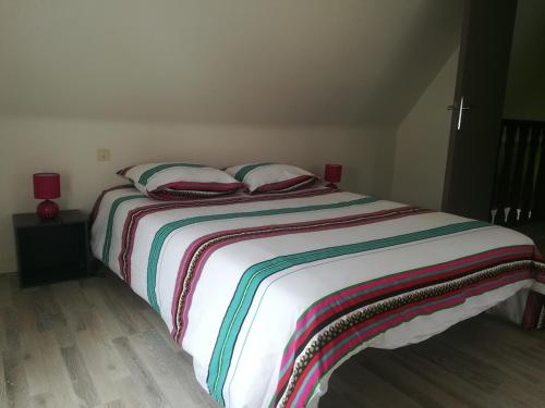 een bed met twee kussens erop in een kamer bij Petite maison Quartier Ste Croix in Josselin