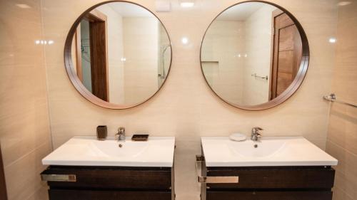 Ένα μπάνιο στο 3 levels and 5 bedrooms penthouse with a great view