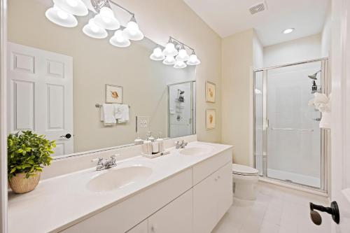 Un baño blanco con lavabo e inodoro. en SM14: 14 Silver Moss, en Kiawah Island