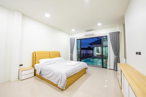 Ένα ή περισσότερα κρεβάτια σε δωμάτιο στο Aurora Villa Pattaya - Luxury 4BR Pool Villa