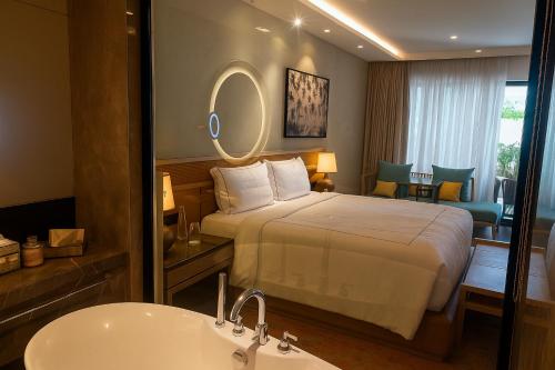 Postel nebo postele na pokoji v ubytování Xenious Opulent Hamirpur