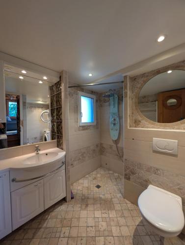 Koupelna v ubytování Appt de charme dans chalet - liberté & nature