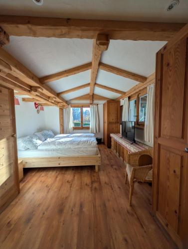 Postel nebo postele na pokoji v ubytování Appt de charme dans chalet - liberté & nature