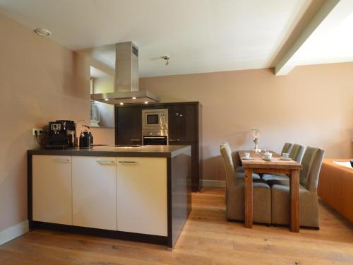 een keuken en een eetkamer met een tafel en een aanrecht bij Stunning Holiday Home near Forest in Slenaken in Slenaken