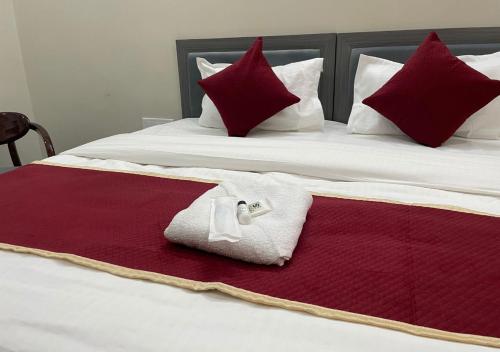 Ένα ή περισσότερα κρεβάτια σε δωμάτιο στο Dhruv Shivalya Residency