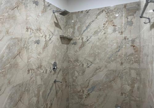 Ένα μπάνιο στο Dhruv Shivalya Residency