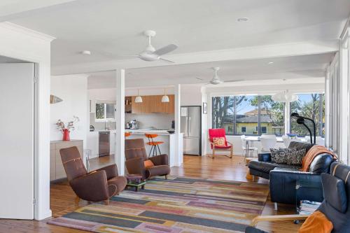 Posezení v ubytování Retro Beach House - roomy 4BR retreat near ocean