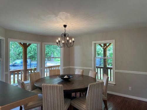 Fotografie z fotogalerie ubytování Charming 4-Bedroom Home in Bella Coola v destinaci Hagensborg