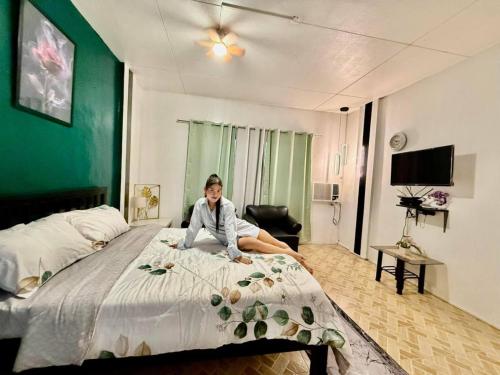 Μια τηλεόραση ή/και κέντρο ψυχαγωγίας στο Axon Cozy Modern Home N Near The Walking Street