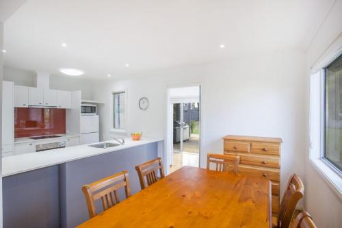 Η κουζίνα ή μικρή κουζίνα στο Harbour Haven - steps from Ulladulla Harbour