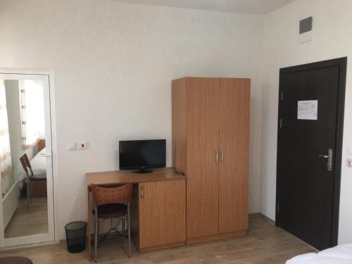 Televisyen dan/atau pusat hiburan di Guest Rooms Neli