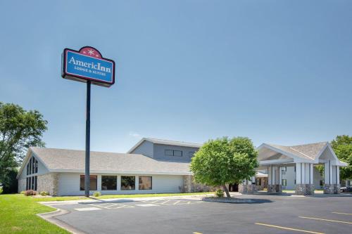 a street sign in front of a hotel at AmericInn by Wyndham Lincoln North in Lincoln