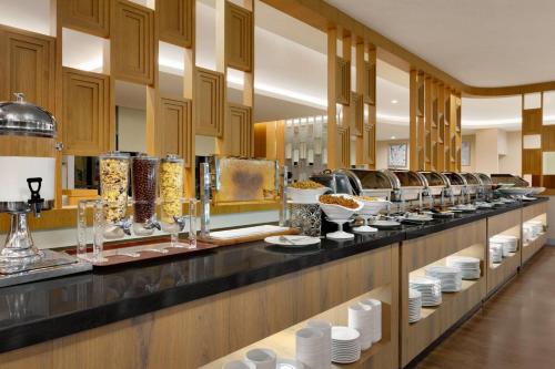 Η κουζίνα ή μικρή κουζίνα στο La Quinta by Wyndham Istanbul Gunesli