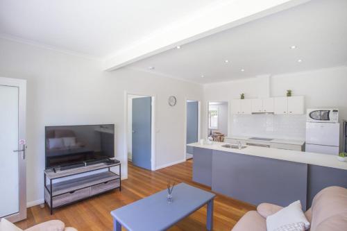 Η κουζίνα ή μικρή κουζίνα στο Harbour Breeze - apartment in Ulladulla