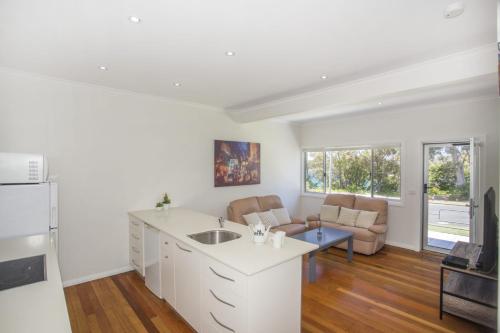 Η κουζίνα ή μικρή κουζίνα στο Harbour Breeze - apartment in Ulladulla