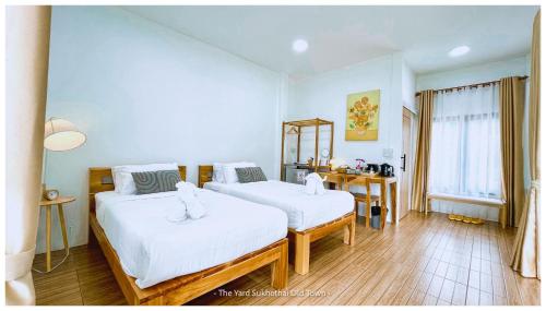 Ένα ή περισσότερα κρεβάτια σε δωμάτιο στο The Yard Sukhothai Old Town