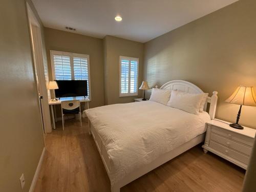 Postel nebo postele na pokoji v ubytování Shopping at Arcadia Mall, Homes, School District, Comfortable Home on Huntington Road