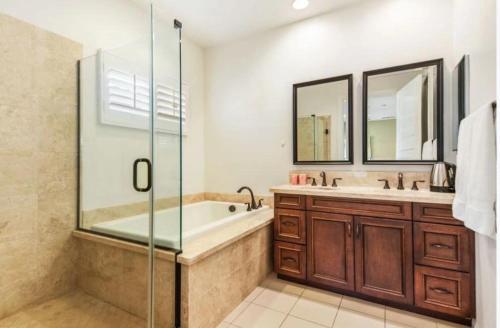 Koupelna v ubytování Shopping at Arcadia Mall, Homes, School District, Comfortable Home on Huntington Road