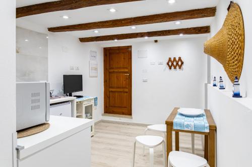 TV a/nebo společenská místnost v ubytování La Scogliera