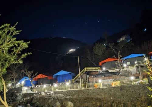 Naturlandskabet i nærheden af luksusteltet